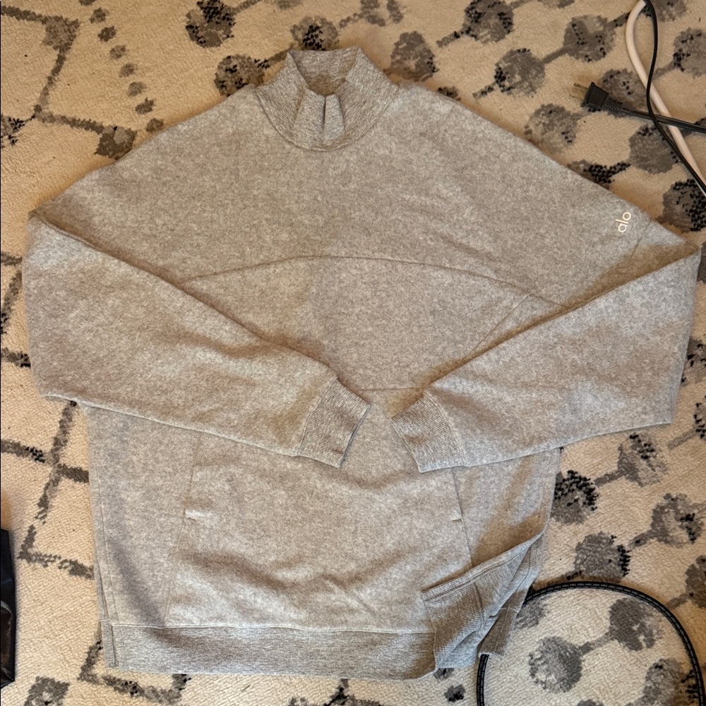 SOLD
ALO Yoga Women's Gray Sweatshirt